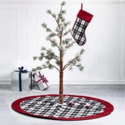 Set Of 2 Black And White Plaid Fabric Christmas Decoration (21 In. Stocking And 48 In. Tree Skirt) -Northlight Shop glitzhome christmas textiles 2004700019 31 1000