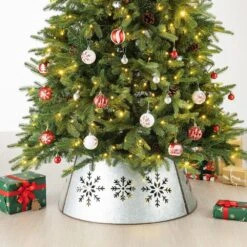 26 In. Dia Snowflake Diecut Metal Tree Collar With Light String(KD) -Northlight Shop glitzhome christmas tree collars 2004600004 76 1000