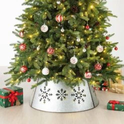 26 In. D Snowflake Cutout Metal Tree Collar With Light String (KD) -Northlight Shop glitzhome christmas tree collars gh2004600004 76 1000